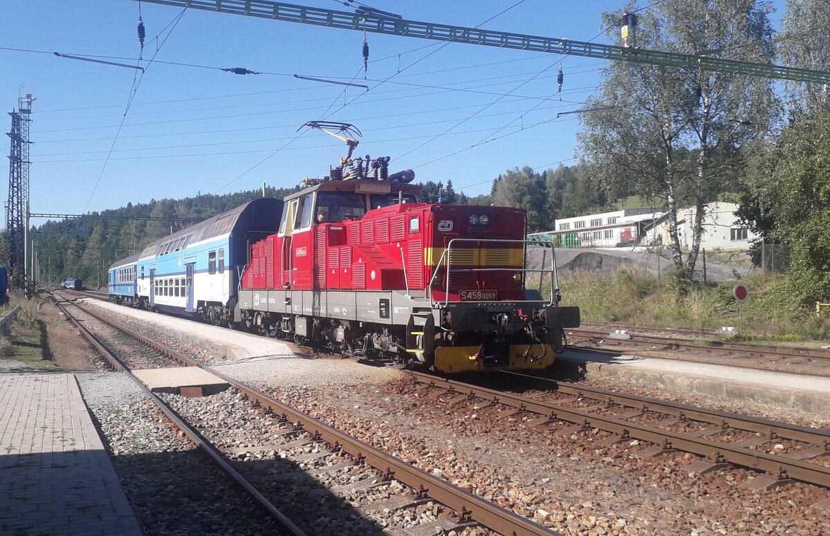 Am 06. September 2023 war ein rotes Bügeleisen mit ihrem Nahverkehrszug auf dem Weg von Lipno nad Vlatavou nach Rybnik. In Vyssi Brod hat er den Gegenzug abgewartet. Beide bespannt mit je einer Baureihe 210. Im Hintergrund eilt der Gegenzug aber mit einem blauen Bügeleisen schon in die Gegenrichtung.















