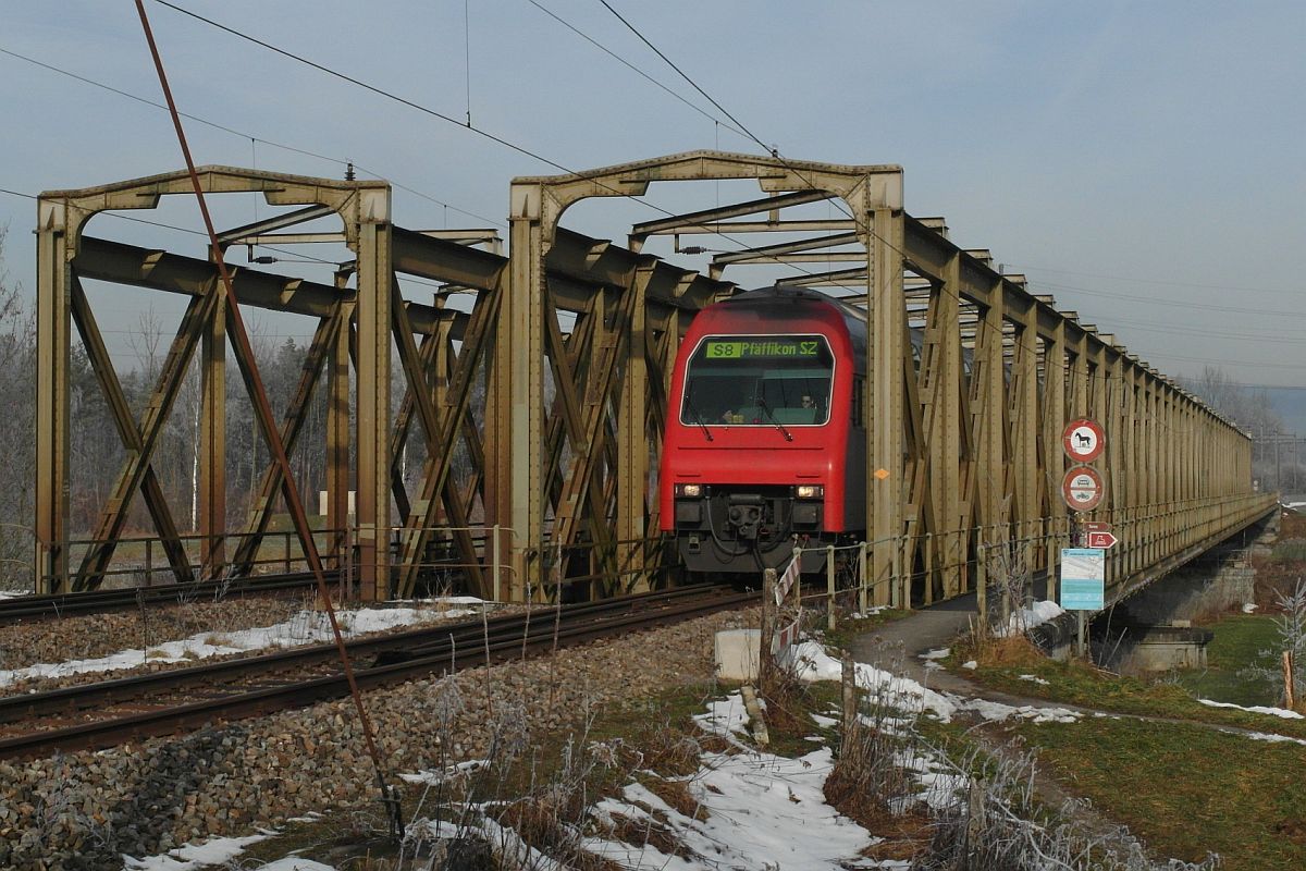 Am 06.01.2015 überquert S8/S30 8052 auf der Fahrt von Weinfelden nach Pfäffikon die zwischen Müllheim-Wigoltingen und Eschikofen liegende, aus dem Jahr 1907 stammende und 174 m lange Eisenbahnbrücke über die Thur.