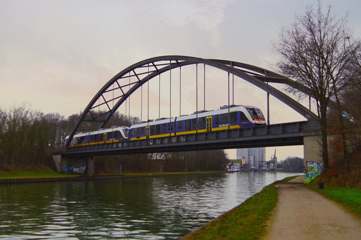 Am 06.01.2021 fährt VT 648 091 der NordWestBahn mit einem weiteren Triebwagen als RE18 nach Wilhelmshaven. Der Zug fährt hier bei Achmer über die Kanalbrücke.  