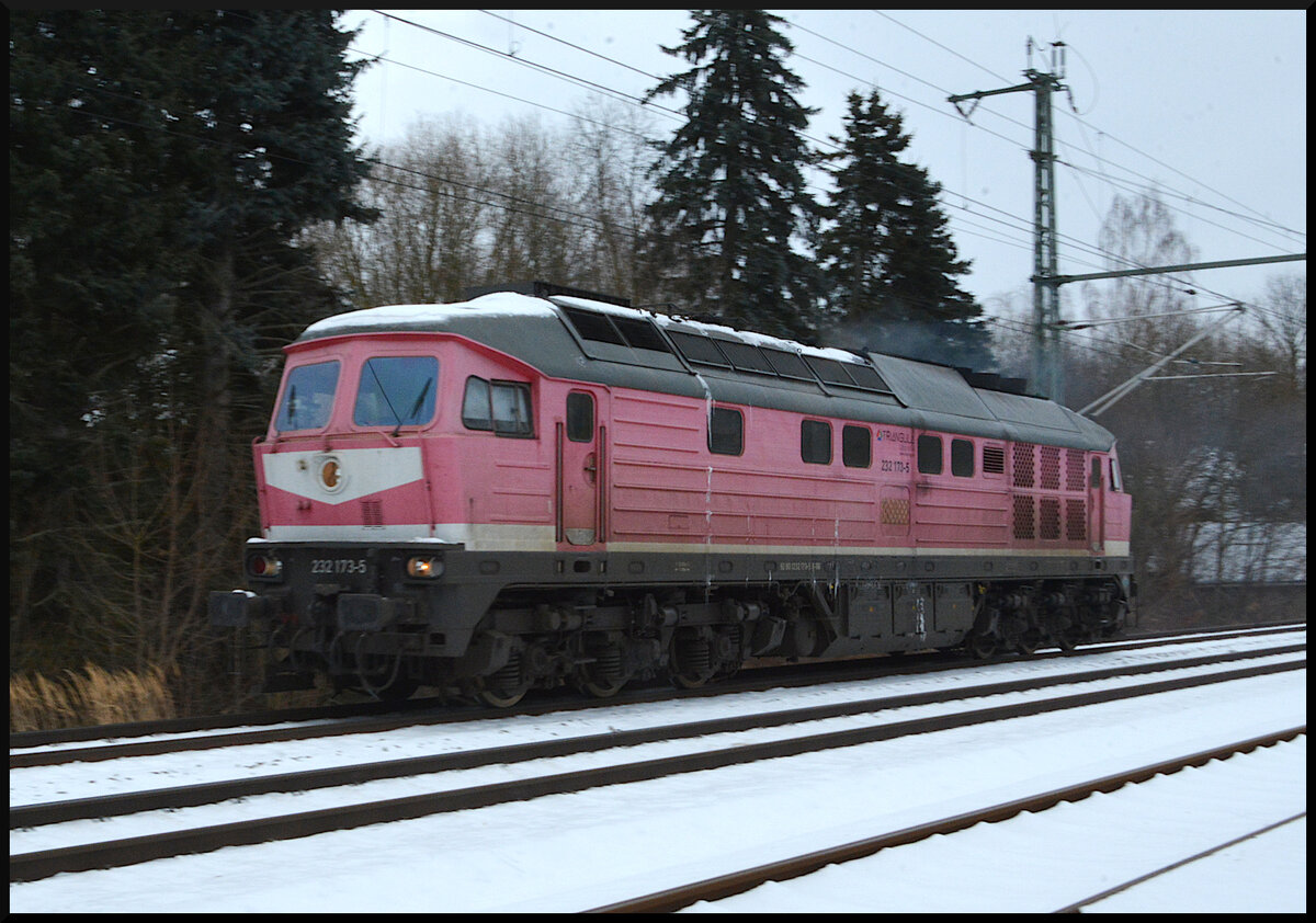 Am 06.01.2026 war ich gerade an der Fotostelle in Niederwiesa angekommen, als mir völlig unvorbereitet Triangula 232 173-5 vor die falsch eingestellte Kamera fuhr. Aufgrund der zulangen Belichtung ist etwas Bewegungsunschärfe im Bild. Die Lok war übrigens vom SEM Chemnitz-Hilbersdorf in Richtung Chemnitz Hbf unterwegs.
