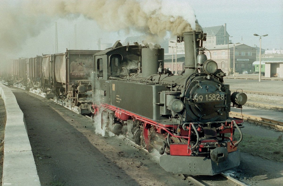 Am 06.02.1990 wartet die Lok  »99_1582-8«  [Hartmann 3592 / Bj.1912]  in Oschatz auf den Abfahrauftrag, um ihren Güterzug in Richtung Mügeln zu befördern.