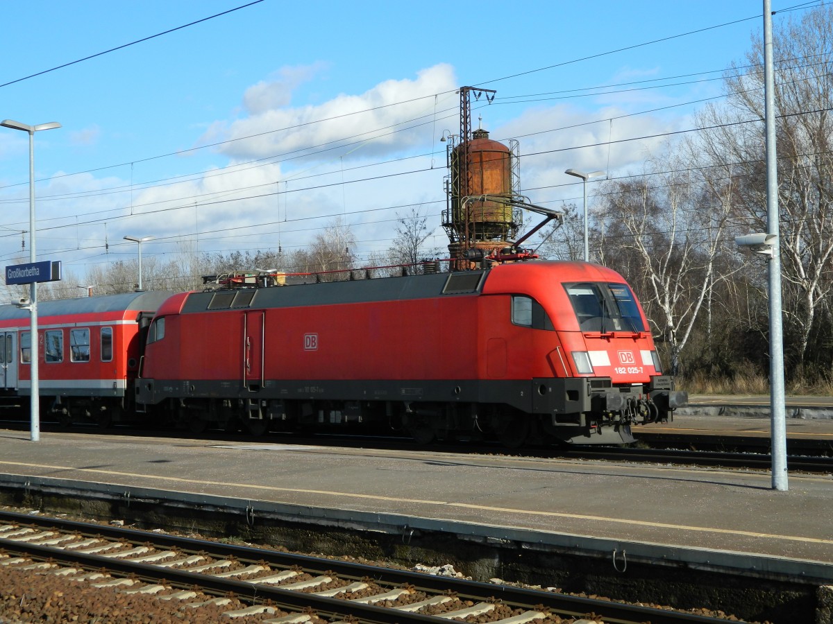 Am 06.02.2014 schiebt 182 025 die RB 16317 nach Halle/Saale Hbf. mit Zwischenhalt in Großkorbetha.