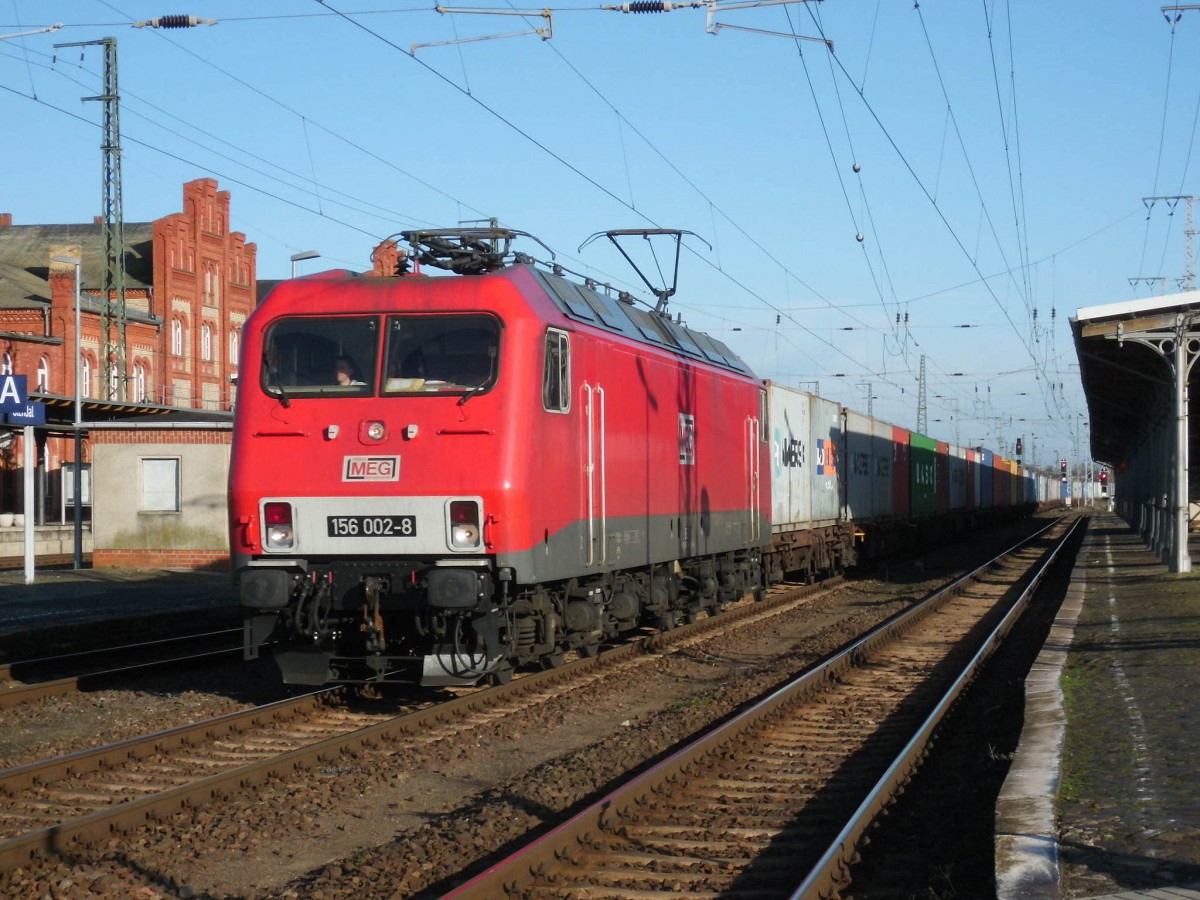 Am 06.02.2016 kam 156 002 (MEG 802) mit einem Containerzug aus Richtung Magdeburg nach Stendal und fuhr weiter in Richtung Wittenberge.