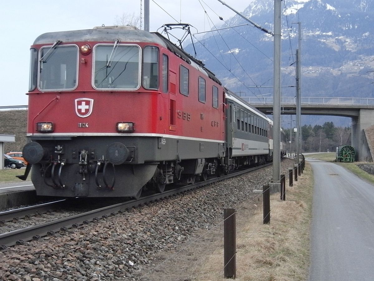 Am 06.03.2012 zieht Re 4/4 II 11124 die Wagen des  RHEINTAL-EXPRESS  von St. Gallen nach Chur an der Station Weite (SG) vorbei