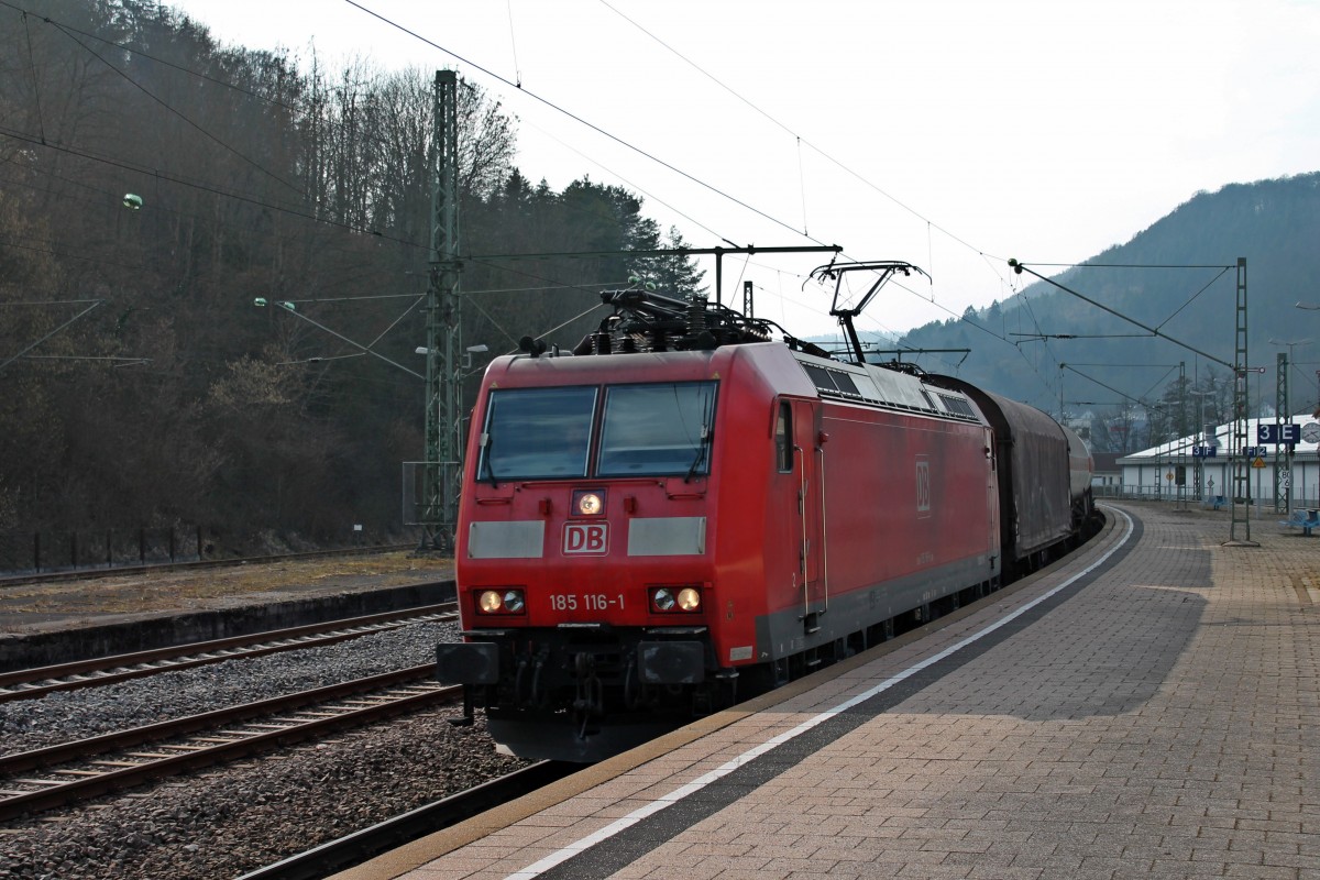 Am 06.03.2014 fuhr 185 116-1 mit einem gemischten Güterzug durch den Bahnhof von Horb gen Stuttgart.