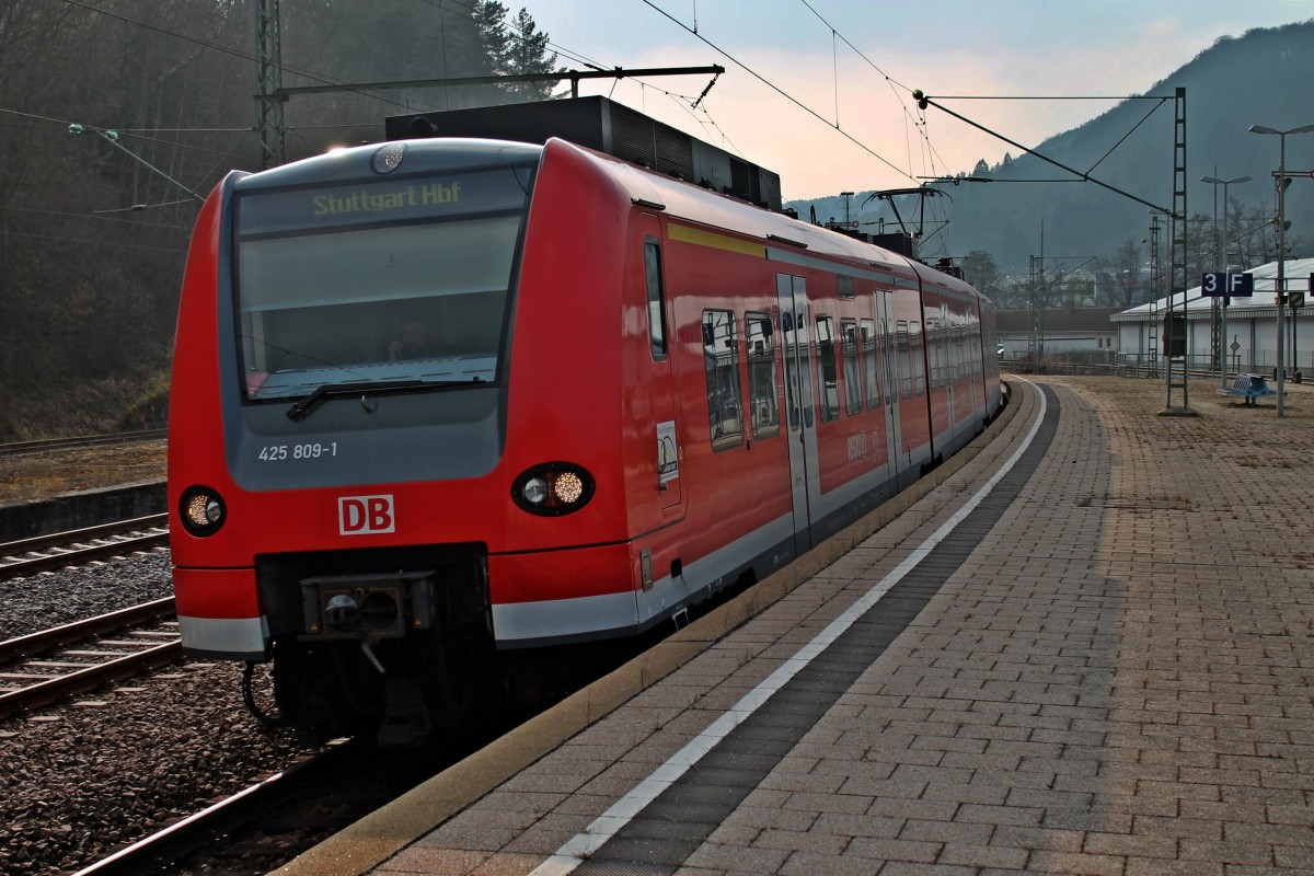 Am 06.03.2014 fuhr 425 809-1 als RE 19046 (Rottweil - Stuttgart Hbf) in den Bahnhof von Horb ein.