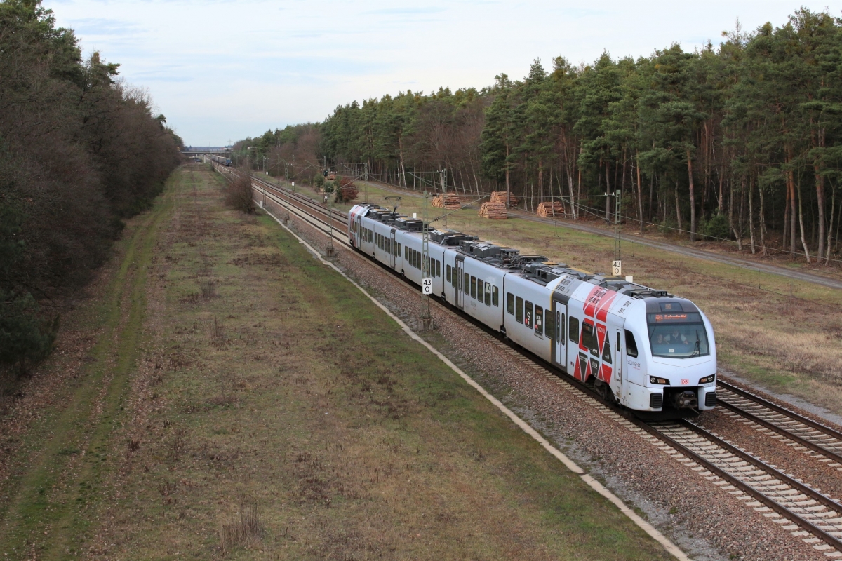 Am 06.03.2019 ist ein Süwex Flirt 3 als RE4 nach Karlsruhe unterwegs. Hier bei Graben-Neudorf.