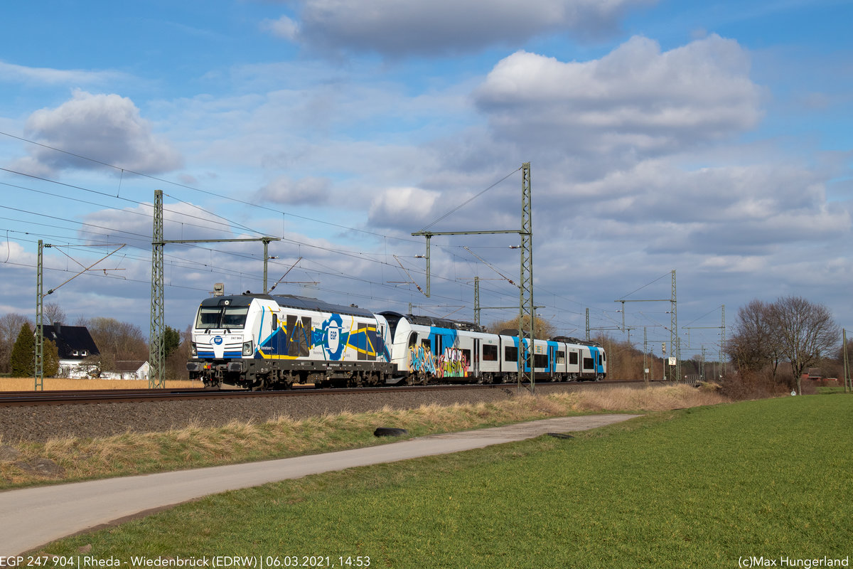 Am 06.03.2021 zog 247 904 der EGP einen verunfallten Desiro der ODEG durch Rheda-Wiedenbrück nach Rheydt.