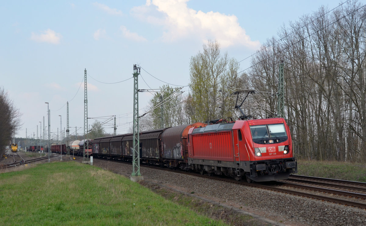 Am 06.04.19 rollte 187 138 mit einem gemischten Güterzug durch Muldenstein.. Sie musste im Bahnhof Muldenstein zwei ICE vorbei lassen bevor auch sie ihre Fahrt fortsetzen konnte.