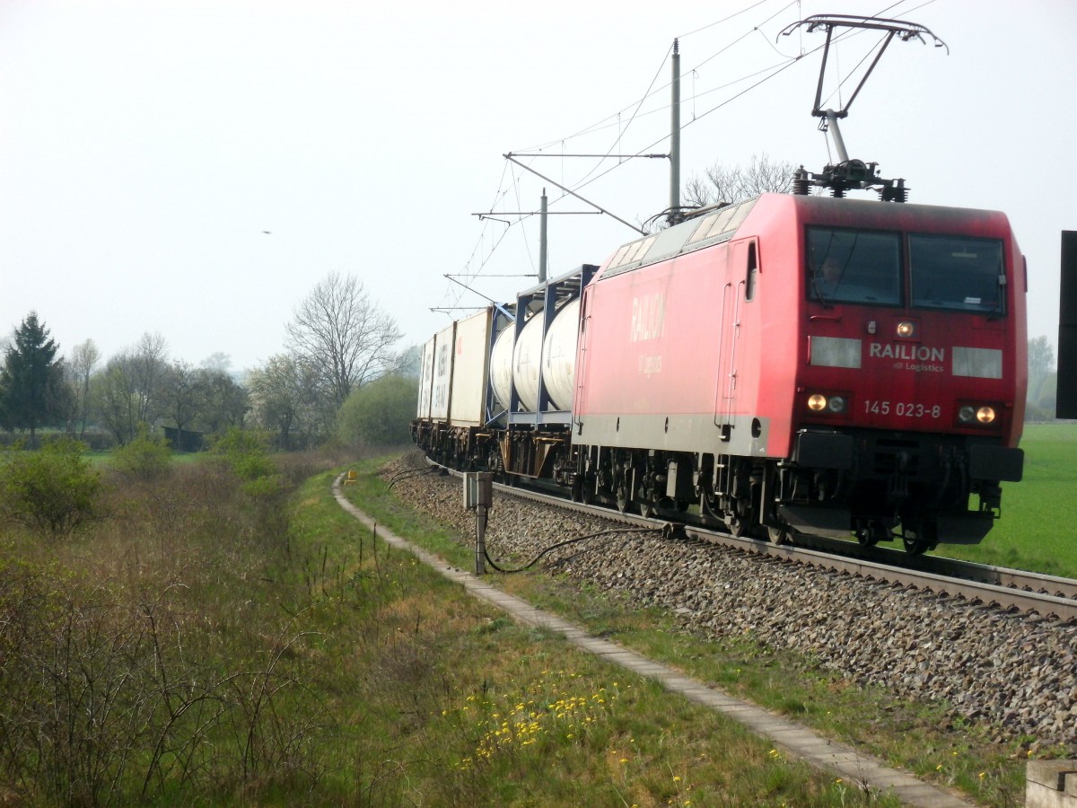 Am 06.04.2014 kam 145 023 mit einem Containerzug aus Richtung Salzwedel nach Stendal.