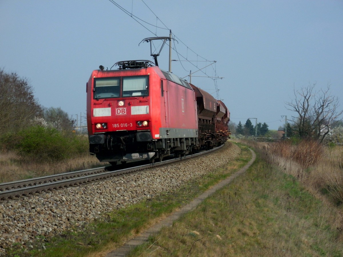 Am 06.04.2014 kam 185 016 mit einem Getreidezug durch Stendal und ging weiter in Richtung Hamburg über Salzwedel.
