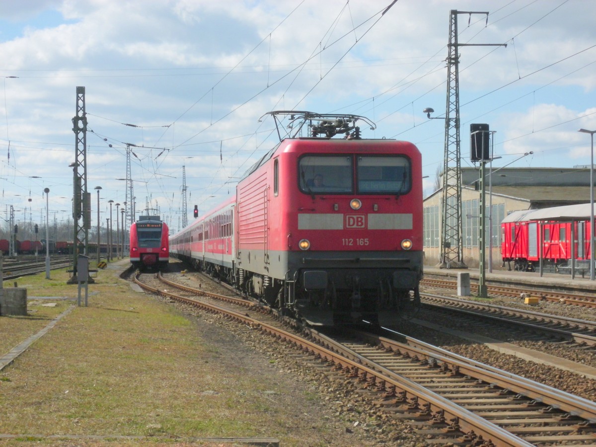 Am 06.04.2015 kam 112 165 mit ihrem IRE aus Hamburg nach Stendal und fuhr weiter in Richtung Berlin.