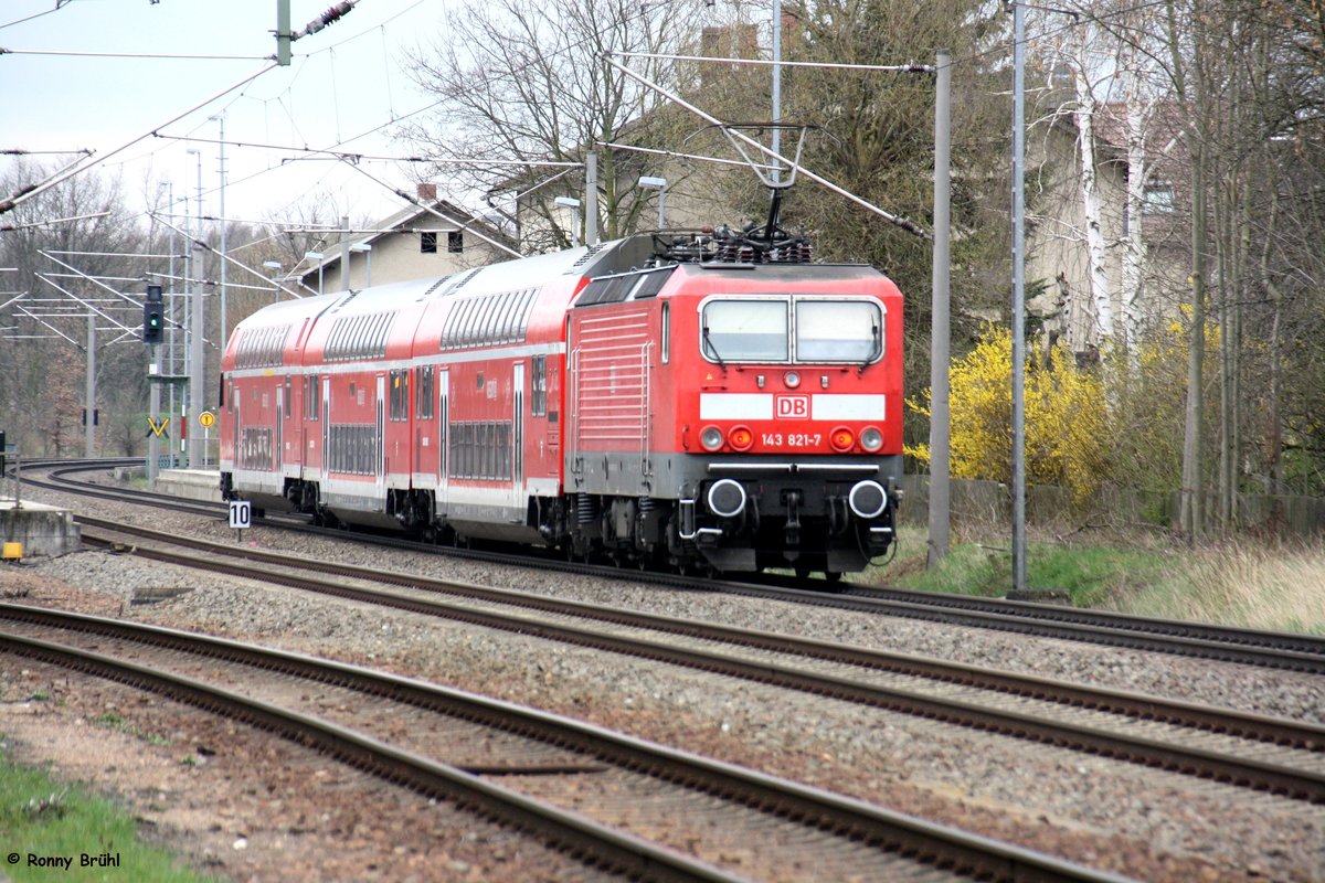 Am 06.04.2016 ist 143 821-7 mit ihren RE zwischen Glauchau und Zwickau, hier am Bahnhof Mosel unterwegs.
Interessant sind die weißen Pufferbohlen.