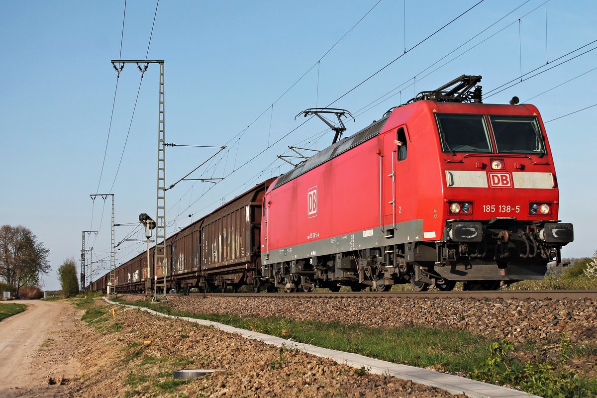 Am 06.04.2017 bespannte 185 138-5 einen leeren  Redbull -Zug nach Bludenz (AT), als sie nördlich von Müllheim (Baden) mit ihrem langen Zug in Richtung Basel fuhr.