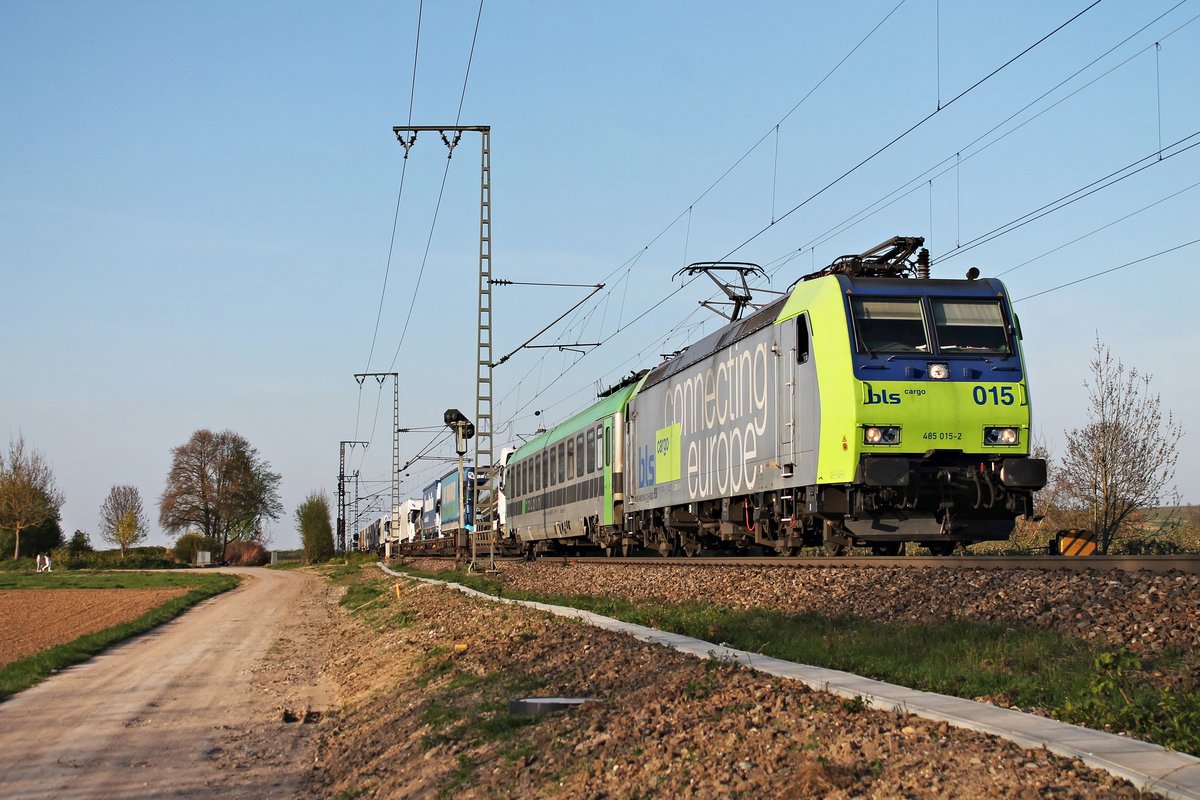 Am 06.04.2017 bespannte Re 485 015-2 eine RoLa (Freiburg (Brsg) Rbf - Novara Boschetto), als sie bei Müllheim (Baden) in Richtung Schweizer Grenze fuhr.
