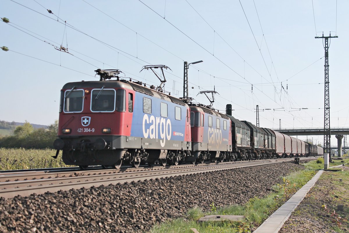 Am 06.04.2017 fuhren Re 421 384-9 und Re 421 373-2 mit dem DGS 48620 ( Sierre  - Muttenz - Göttingen Gbf) durch die Gleisanlagen von Müllheim (Baden) in Richtung Freiburg (Breisgau).