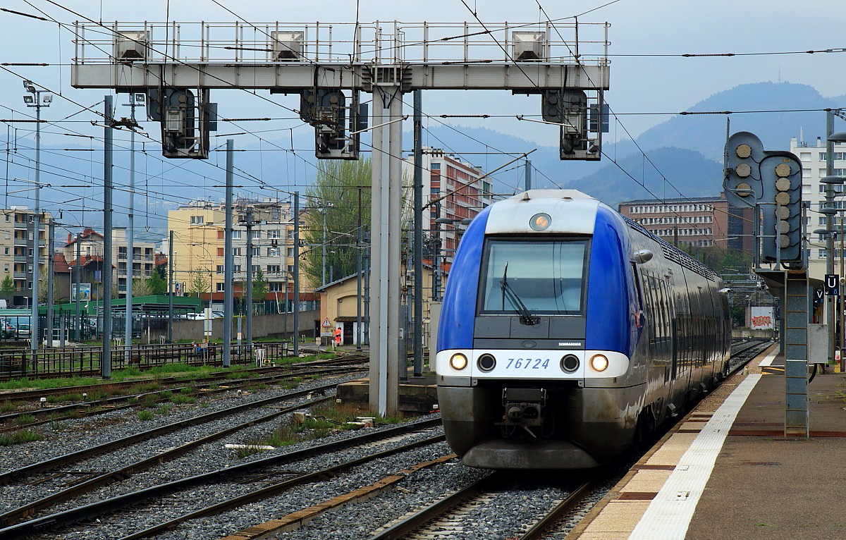 Am 06.04.2017 verlässt X 76724 mit einem TER den Bahnhof von Clermond-Ferrant, Ausgangspunkt der Cevennenbahn