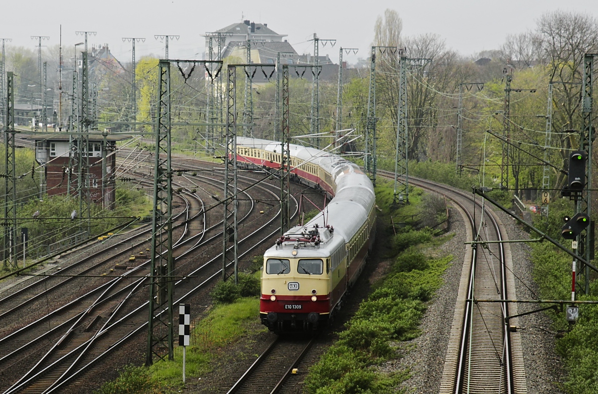 Am 06.04.2019 hat E 10 1309 mit ihrem TEE die Tour  Rund um Köln  fast beendet und fährt am Media-Park vorbei Richtung Köln Hauptbahnhof