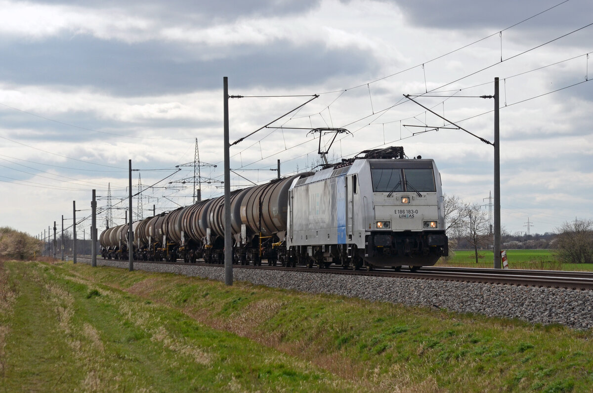Am 06.04.22 rollt 186 183 der Lineas mit einem Kesselwagenzug durch Braschwitz Richtung Magdeburg.