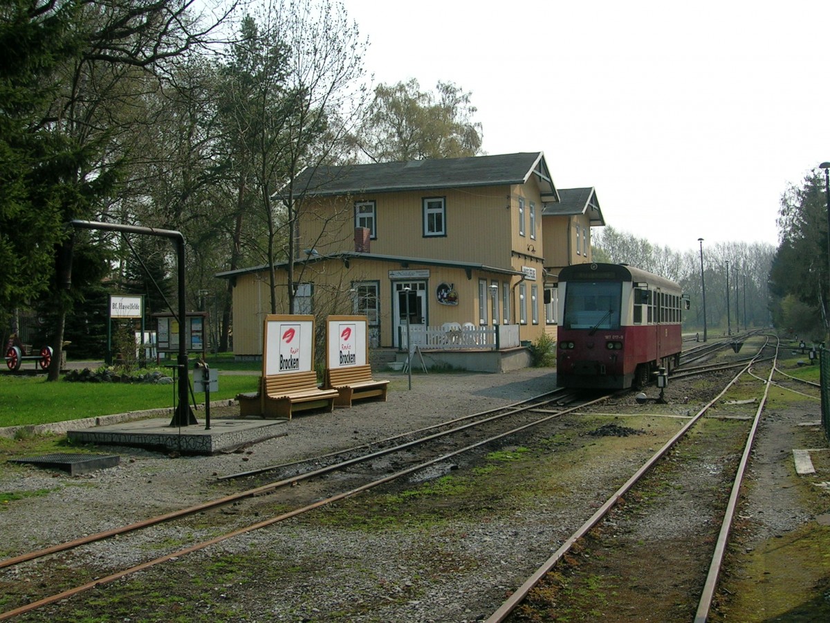 Am 06.05.2006 wartet ein Triebwagen der Bauart Halberstadt mit der Baureihenbezeichnung 187 017 im Bahnhof Hasselfelde einsam auf Fahrgäste, die aber bis zur Abfahrt leider nicht kamen.