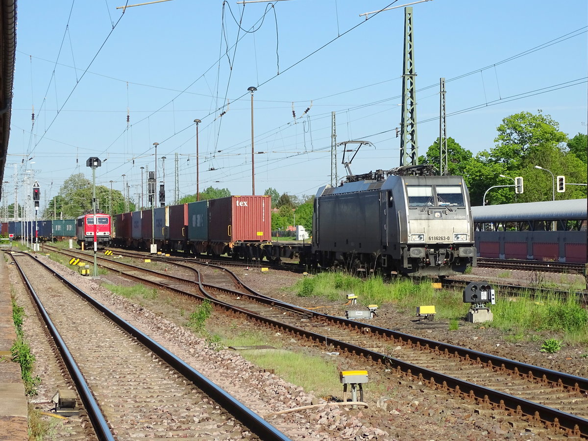 Am 06.05.2018 kam die 186 263 mit einem Containerzug aus Richtung Berlin nach Stendal.