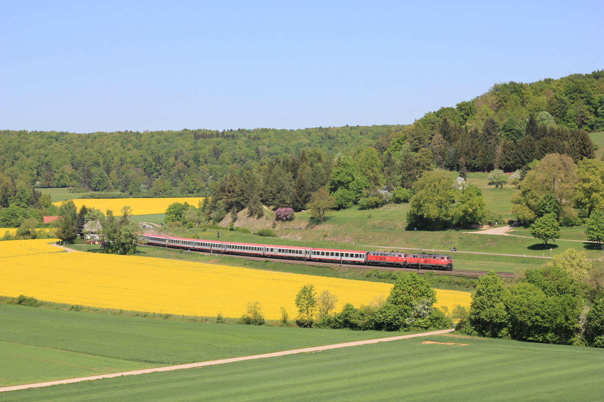 Am 06.05.2018 ziehen zwei unbekannte Ulmer 218 IC 118 Münster-Innsbruck zwischen Amstetten und Urspring durch die blühende Rapslandschaft. 