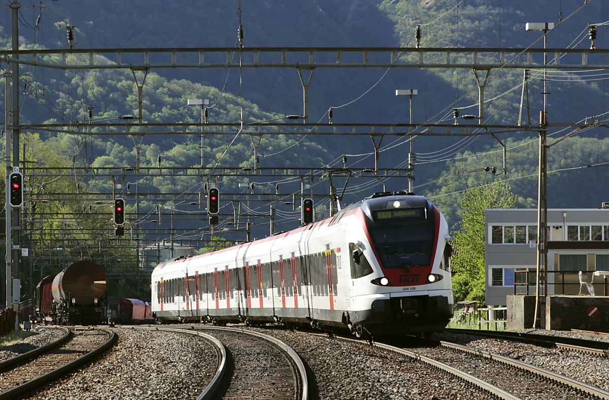 Am 06.05.2019 trifft RABe 524 108 in Rivera-Bironico, dem Scheitelpunkt der Monte Ceneri-Strecke, ein. Das Foto entstand vom Bahnsteigende aus.