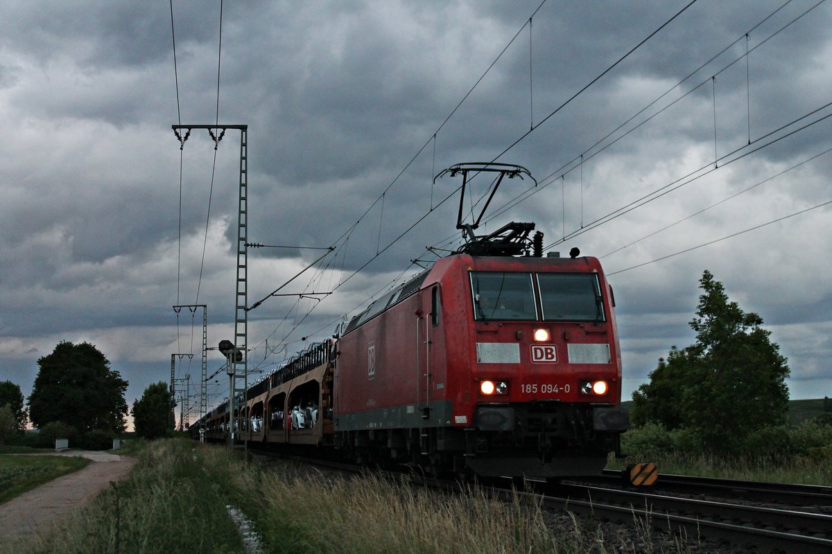 Am 06.06.2017 bespannte 185 094-0 einen Autozug (Mannheim Rbf - Basel Bad Rbf), als sie bei Müllheim (Baden) durchs Rheintal fuhr in Richtung Schweizer Grenze.