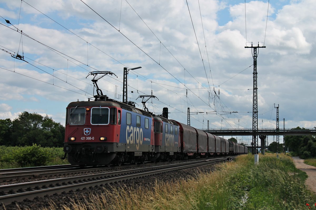 Am 06.06.2017 bespannte Re 421 388-0 zusammen mit Re 421 391-4 den DGS 48620 ( Sierre  - Muttenz - Göttingen Gbf), als sie bei Müllheim (Baden) durchs Markgräflerland in Richtung Freiburg (Breisgau) fuhr.