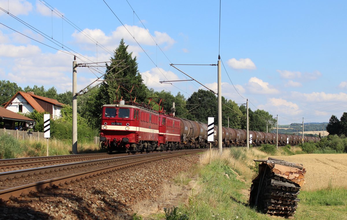 Am 06.07.18 fuhren 242 110-5 und 242 145-1 der EBS einen Kesselzug durch Remschütz. 