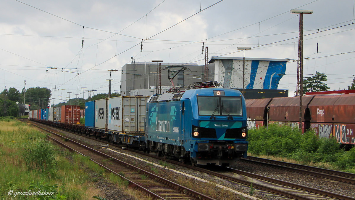 
Am 06.07.2020 war die BR 192-103 von EGP in Hilden unterwegs. Die Smarttron hatte einen mittlelmässig ausgelastetem Containerzug im Schlepp auf dem Weg nach Köln Eifeltor. 

📍Hilden, 06.07.2020