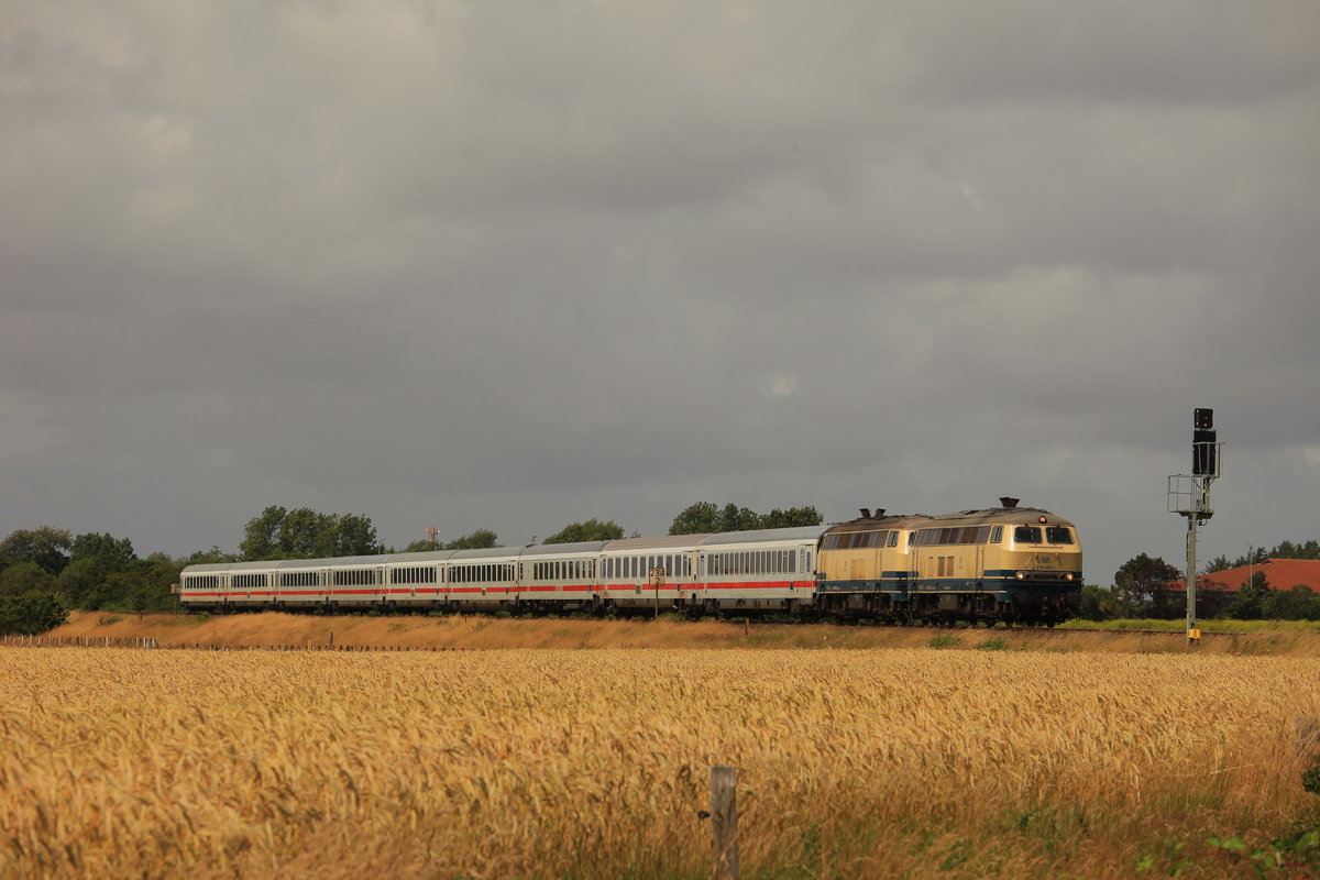 Am 06.07.2020 zogen 218 480 und 218 490 zusammen ihren IC2375 nach Karlsruhe Hbf über Sylt, hier am Esig von Keitum. 