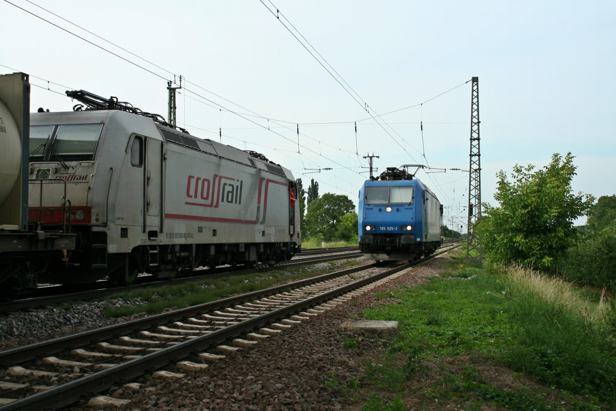 Am 06.08.13 strandete 185 593-1 mit dem 99479 Richtung Aachen auf Grund des ausgefallenen Zugfunks in Mllheim (Baden). Der Zug stand gut drei Stunden in Mllheim, bis eine Ersatz-185 zur Stelle war. Dies stellte 185 525-3 da, die hier gerade vom links stehenden Zug an den 99479 rangierte. Nach einer Bremsprobe machte der Zug sich dann mit gut 210 Minuten Versptung auf den Weg Richtung Zielbahnhof.

An dieser Stelle nochmal viele Gre an den Lokfhrer mit dem Stichwort  Mllheim !