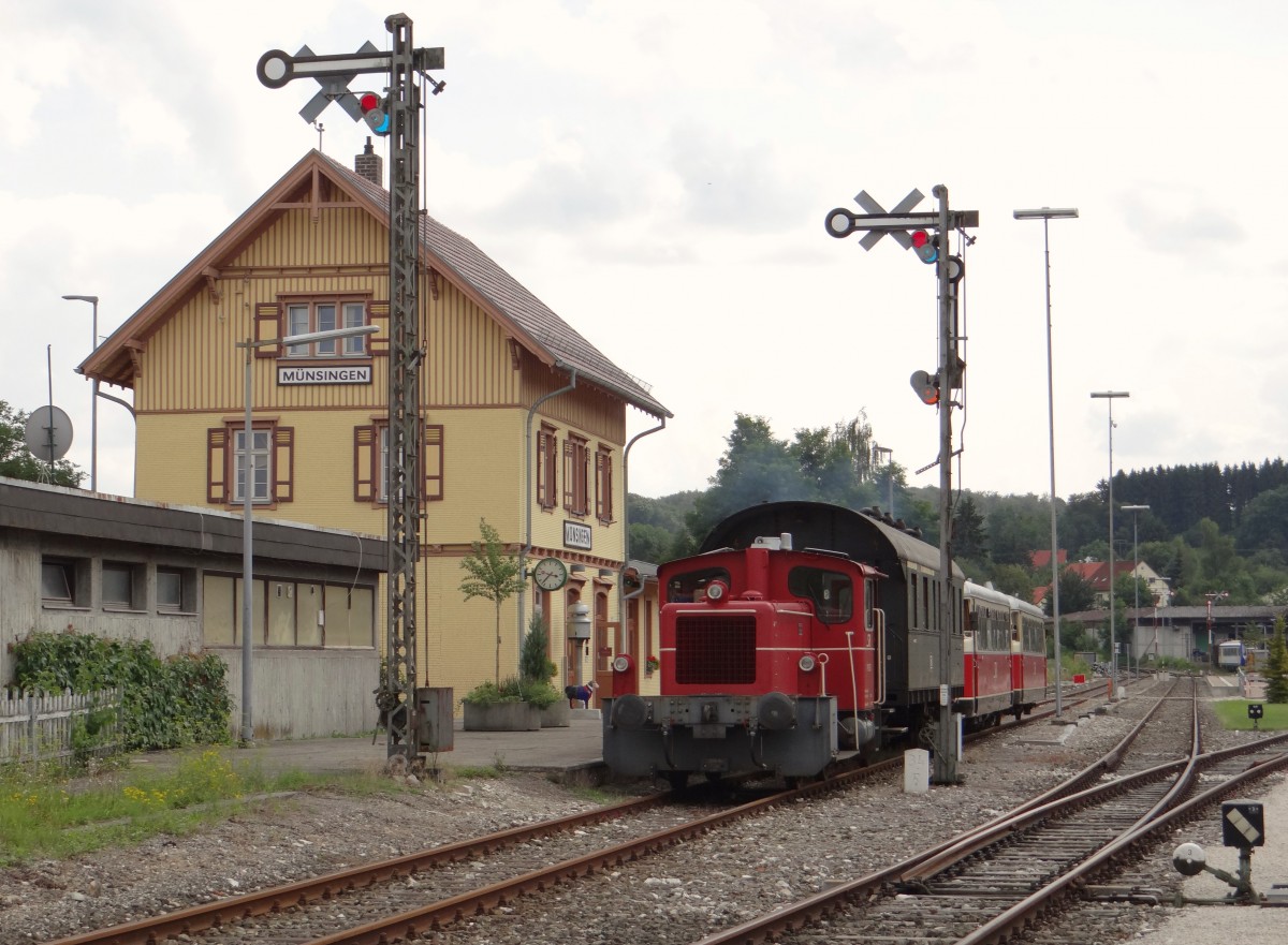 Am 06.08.14 fuhren Köf 11 003, VS 14 und VT 8 der SAB als SAB-Sommerferien-Express.
Hier die Ausfahrt in Münsingen.