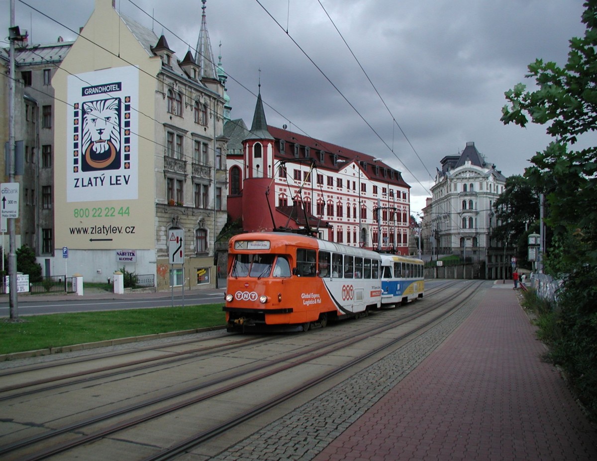 Am 06.08.2005 zeigt sich der Liberecer T2 22 mit T2 23 anlässlich einer Sonderfahrt vor dem Liberecer Schloss.