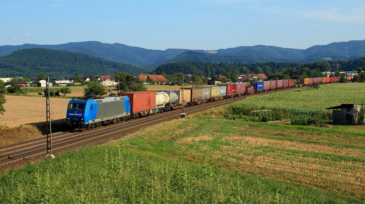 Am 06.08.2015 ist die 185 510-5 von Railtraxx bei Kollmarsreute Richtung Norden unterwegs