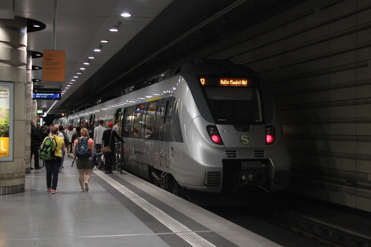 Am 06.08.2016 hält eine Silberhamster Doppeltraktion der Baureihe 1442 im Citytunnel Leipzig am Hauptbahnhof. Die beiden Züge sind als S3 nach Halle unterwegs.