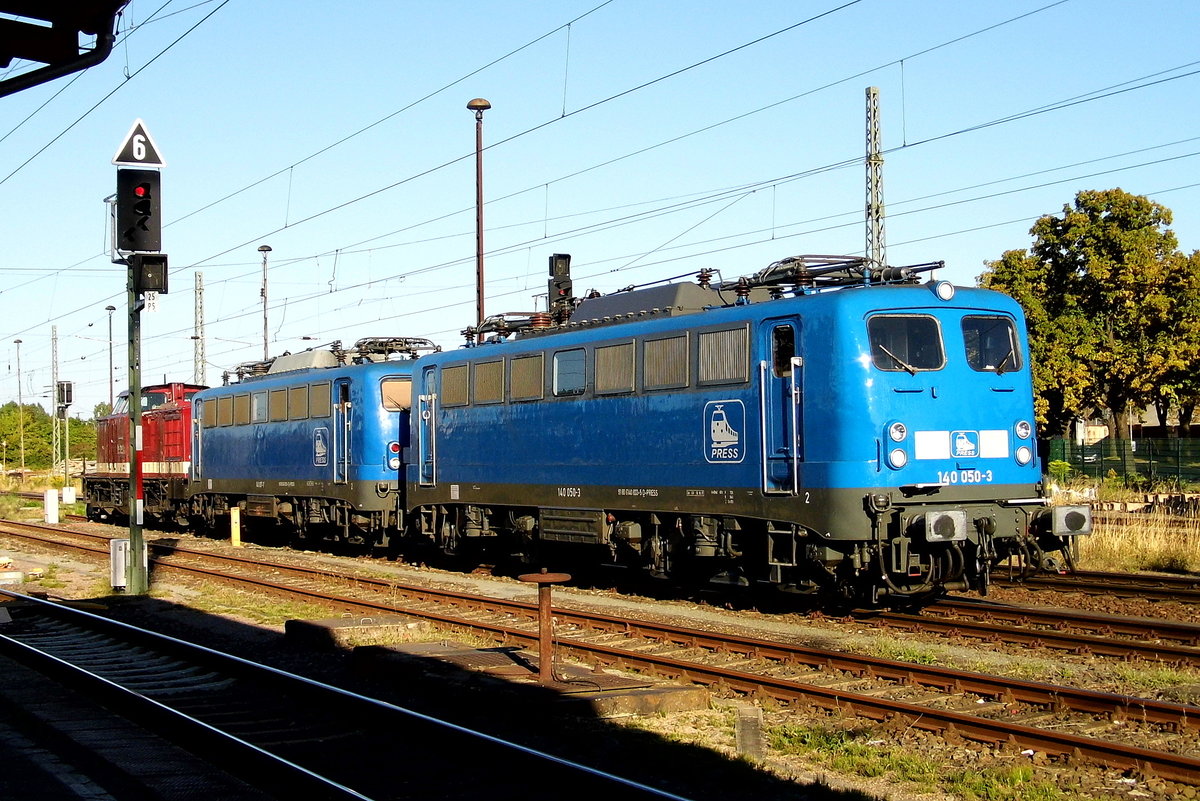 Am 06.08.2018 waren 114 703-2 und die 140 007-7 und die 140 050-3 von der Press in Stendal abgestellt .