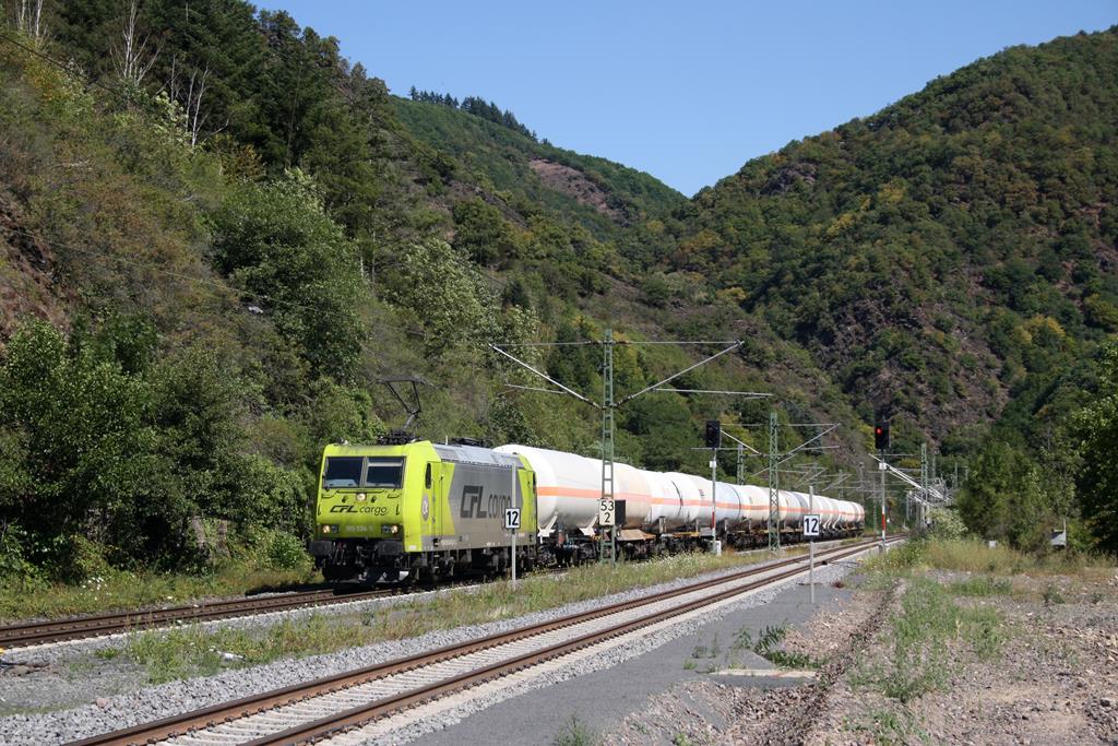 Am 06.08.2020 fährt 185 534 mit einem Kesselwagenzug durch Ediger-Eller.