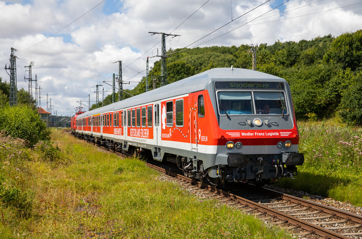 Am 06.08.2022 kam die WFL mit einem Sonderzug, geschoben/gezogen von 112 035 (114 035), von Potsdam zum Ostseebad Binz gefahren. Leider war auch dieser Zug sehr schwach ausgelastet. Hier zu sehen die Hintour von Potsdam zum Ostseebad Binz. Aufgenommen im Bahnhof Lietzow.