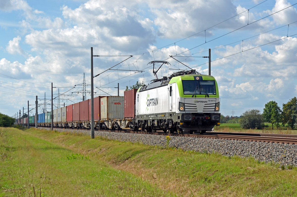 Am 06.09.20 schleppte 193 897 der Captrain einen Containerzug durch Braschwitz Richtung Köthen.