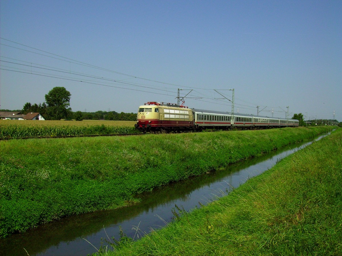 Am 06.09.2013 hatte 103 113 Dienst vor IC 2519 nach Ulm, welcher mit +16 kurz vor Wiesloch-Walldorf an mir vorbeirauschte.