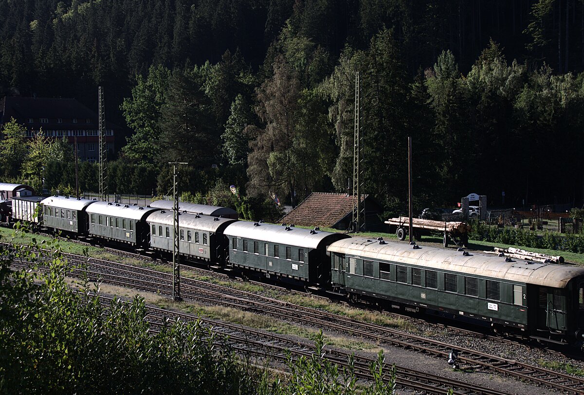 Am 06.09.2026 steht diese Wagengruppe fr�hmorgens im Museumsbahnhof Seebrugg. Auf der Laderampe stehen Strassenfahrzeuge f�r den Pferdezug. Sp�ter werden die Wagen als historischer Zug nach Titisee verkehren.