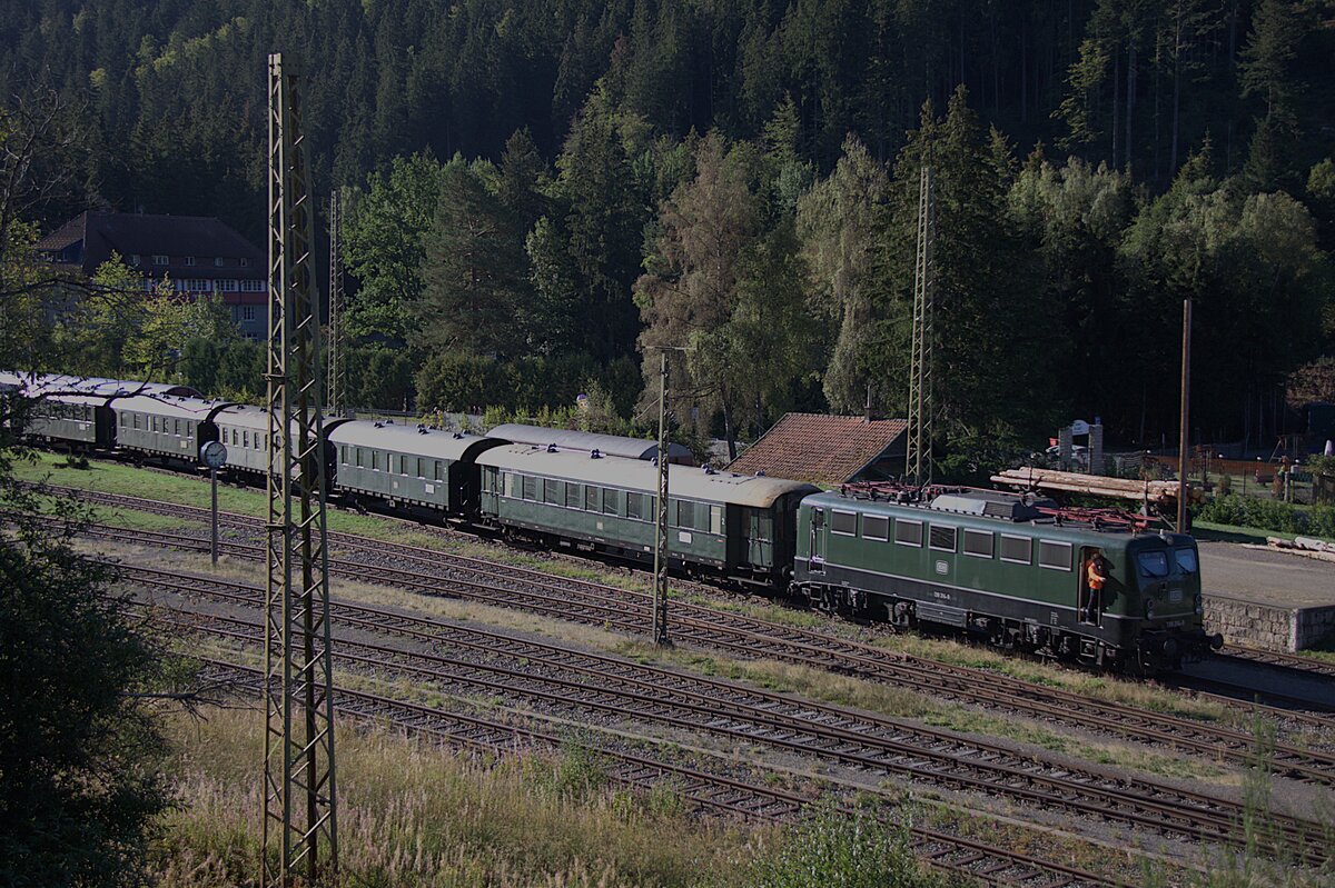 Am 06.09.2026 wird fr�hmorgens der historische Zug im Museumsbahnhof Seebrugg Richtung Bahnsteig vorgezogen. Sp�ter wird die Komposition als historischer Zug nach Titisee verkehren.
Anders als bei anderen Museumsbahnen wird hier auch der G�terverkehr gepflegt. So werden auch Strassenfahrzeuge, wie auf der Laderampe, gezeigt.