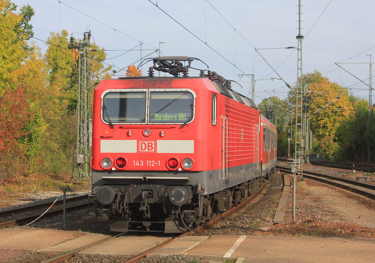 Am 06.10.2012 schiebt 143 112 RE Stuttgart-Nürnberg aus dem Bahnhof Crailsheim. 