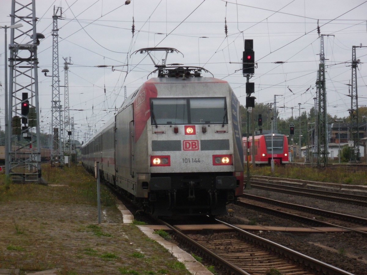 Am 06.10.2013 kam 101 144 mit dem IC 2239 aus Wittenberge nach Stendal und weiter nach Richtung Dresden. 