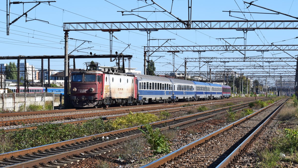 Am 06.10.2018 verließ die 91-53-0-410920-9 den bukarester Nordbahnhof mit Interregio in Richtung Constanta. Im Hintergrund ist ein Wagen der moldawiscchen Eisenbahnen in der Wageninstandhaltung zu sehen.
