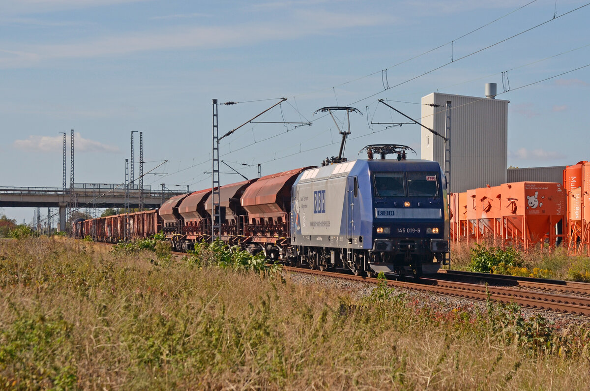 Am 06.10.22 schleppte 145 019 noch im RBH-Farbkleid einen gemischten Güterzug durch Delitzsch Richtung Eilenburg.