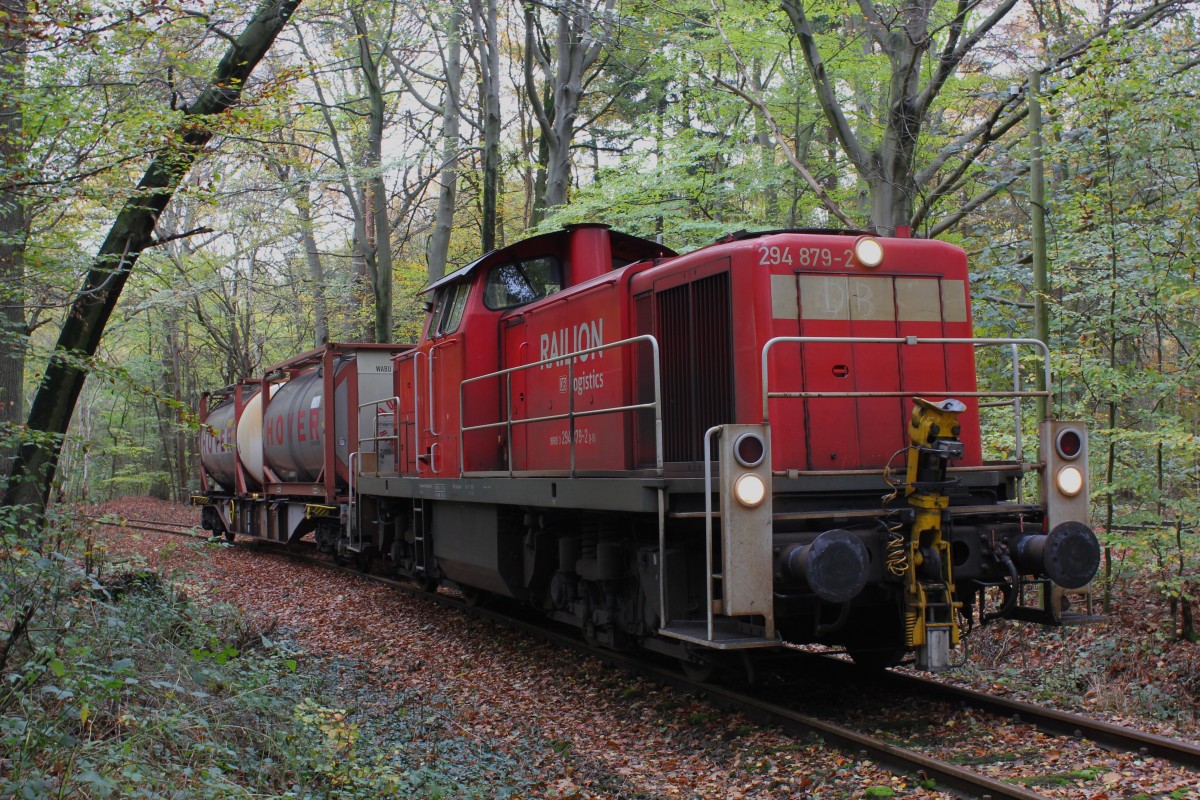 Am 06.11.2013 hatte 294 879-2 einen Wagen aus dem Anschluss in Rehden-Wetschen geholt und fhrt nun weiter nach Diepholz. 