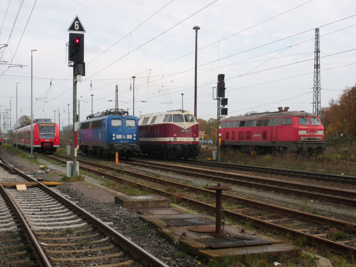 Am 06.11.2014 kam 228 757 nach Stendal und fuhr weiter in Richtung Magdeburg.Und hier sehen wir noch den 425 005/505;140 041;218 261 in Stendal stehen.